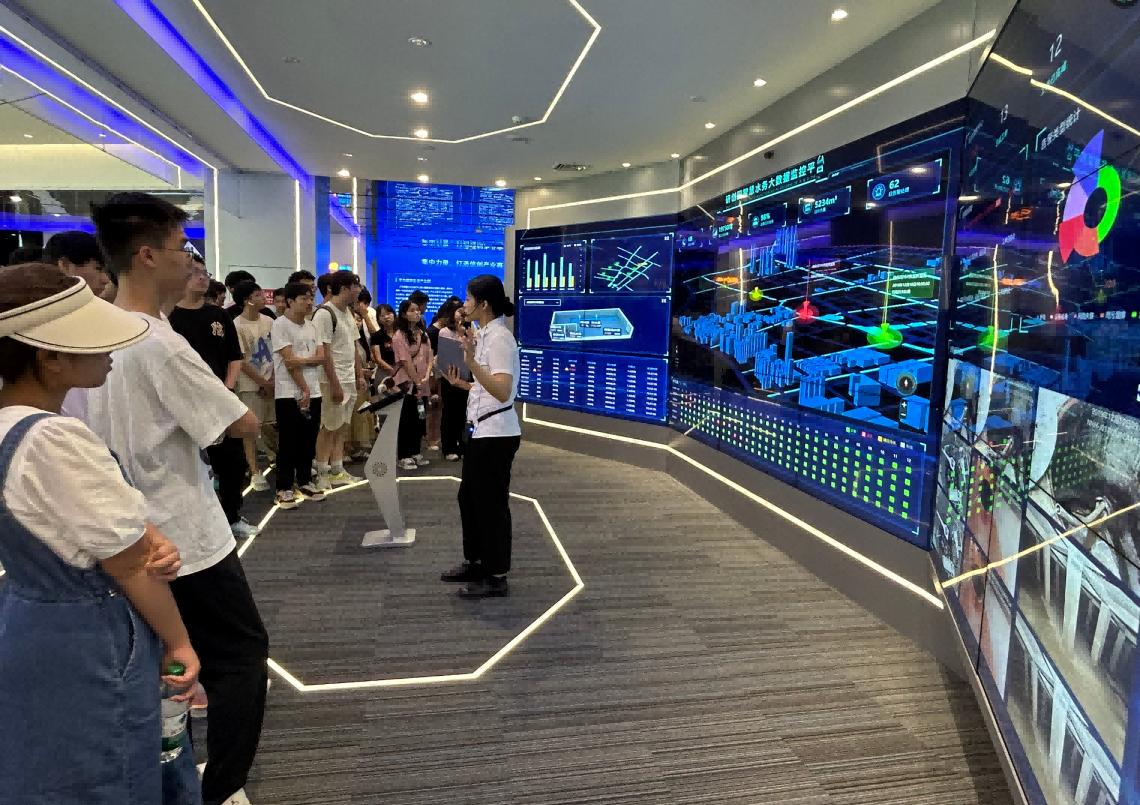 艾弗森贝博ballbet官网科技IT精英暑期实训营活动日 | 探秘南京江北新区研创园 科技火花点亮未来梦想